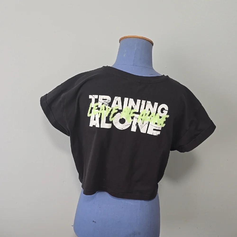 Gymshark Black Crop Top with Boxy Fit and Crew Neck - Picture 3 of 4